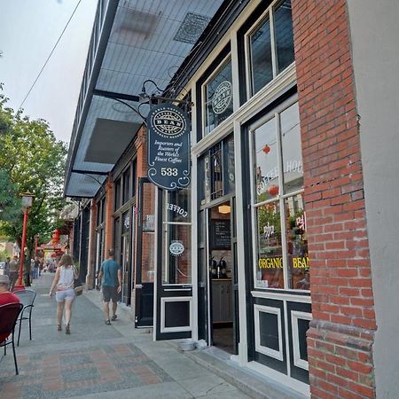 Gorgeous Old Town Condo With Patio And Parking! 빅토리아 외부 사진