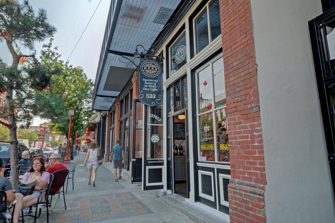 Gorgeous Old Town Condo With Patio And Parking! 빅토리아 외부 사진