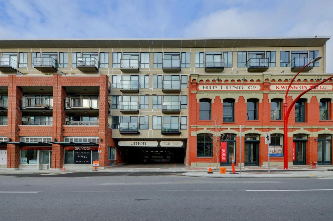 Gorgeous Old Town Condo With Patio And Parking! 빅토리아 외부 사진