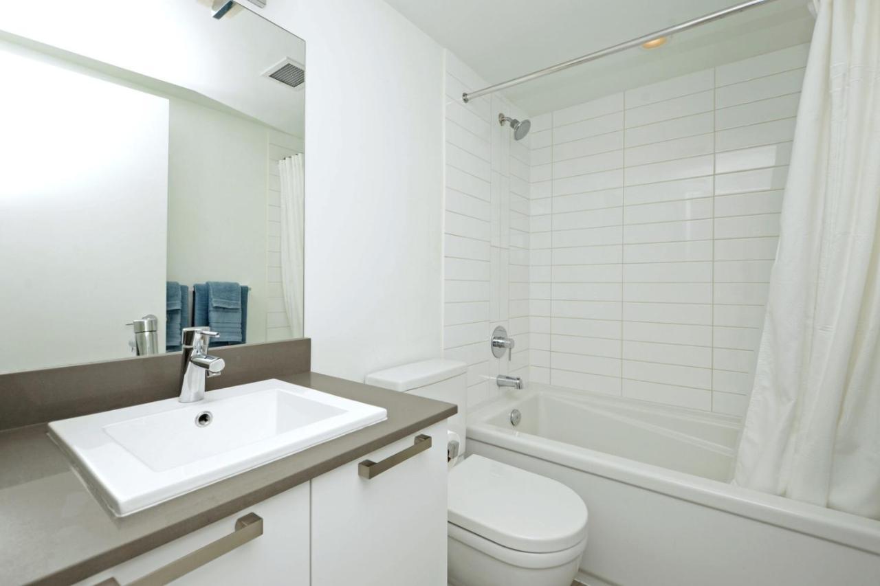 Gorgeous Old Town Condo With Patio And Parking! 빅토리아 외부 사진