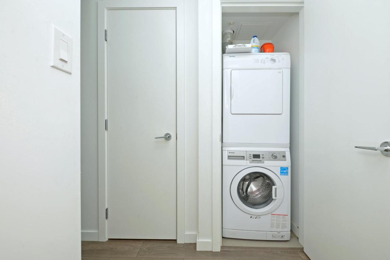 Gorgeous Old Town Condo With Patio And Parking! 빅토리아 외부 사진