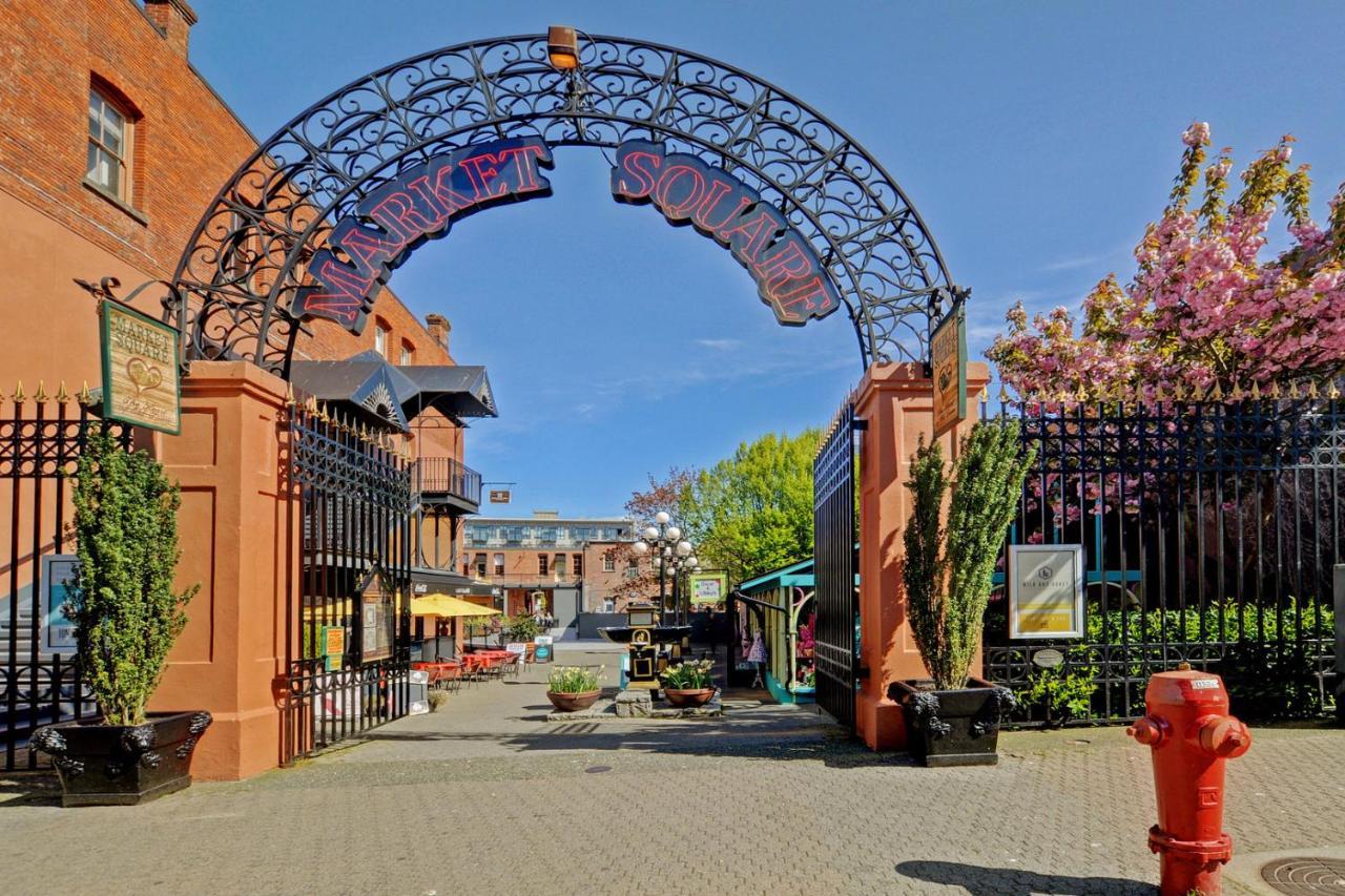 Gorgeous Old Town Condo With Patio And Parking! 빅토리아 외부 사진