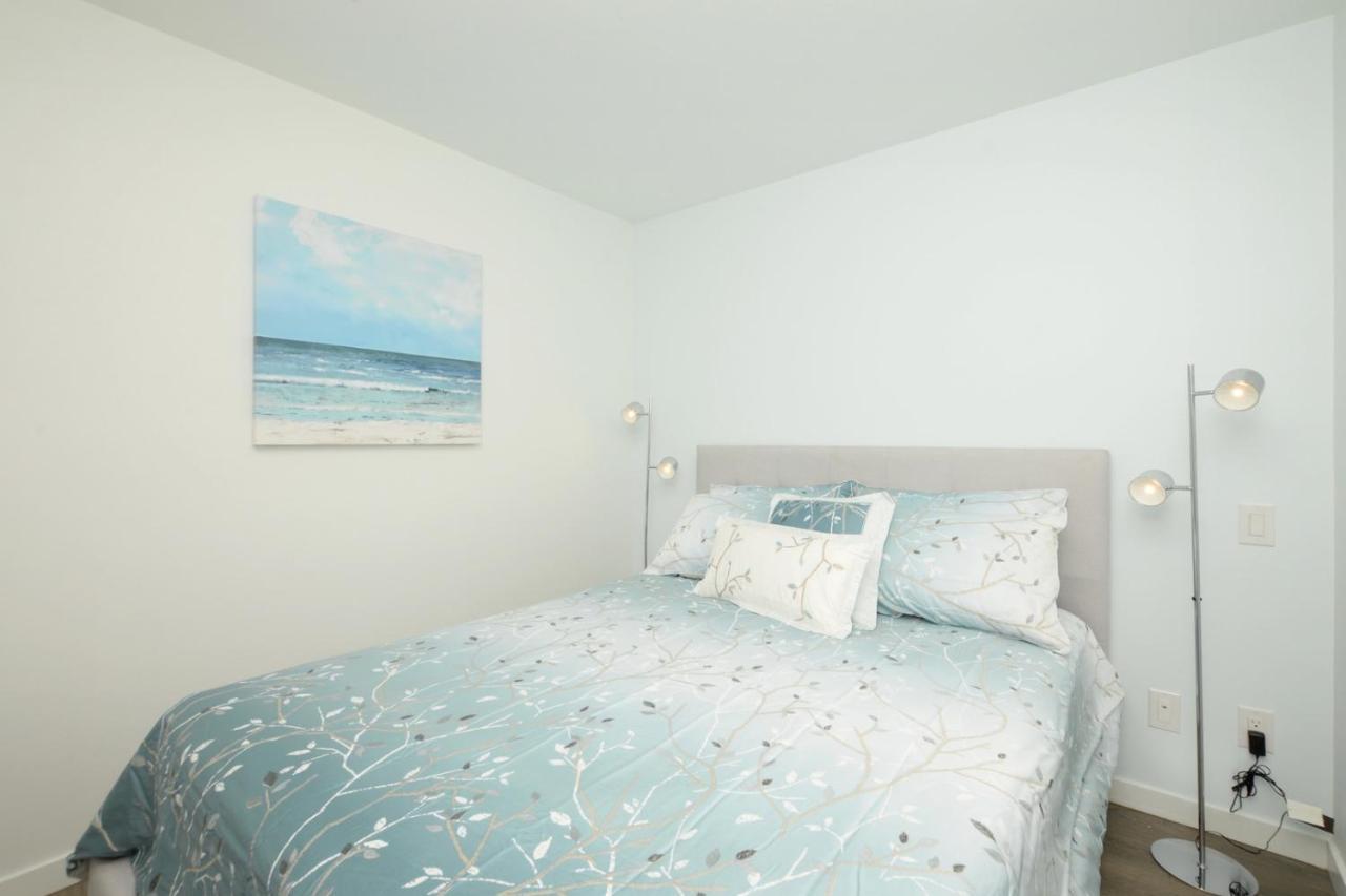Gorgeous Old Town Condo With Patio And Parking! 빅토리아 외부 사진