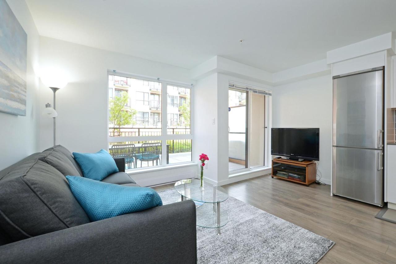 Gorgeous Old Town Condo With Patio And Parking! 빅토리아 외부 사진