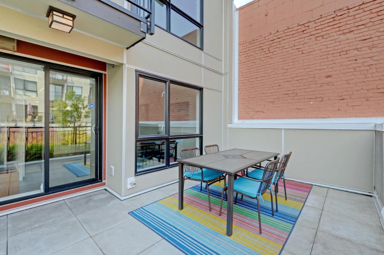 Gorgeous Old Town Condo With Patio And Parking! 빅토리아 외부 사진